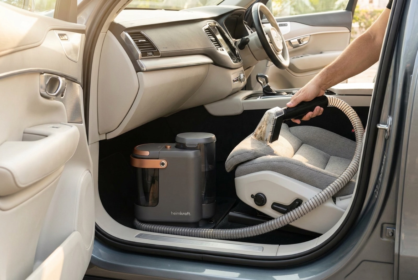 Stoff-Autositz wird mit dem heimkraft DeepClean S15 gründlich gereinigt